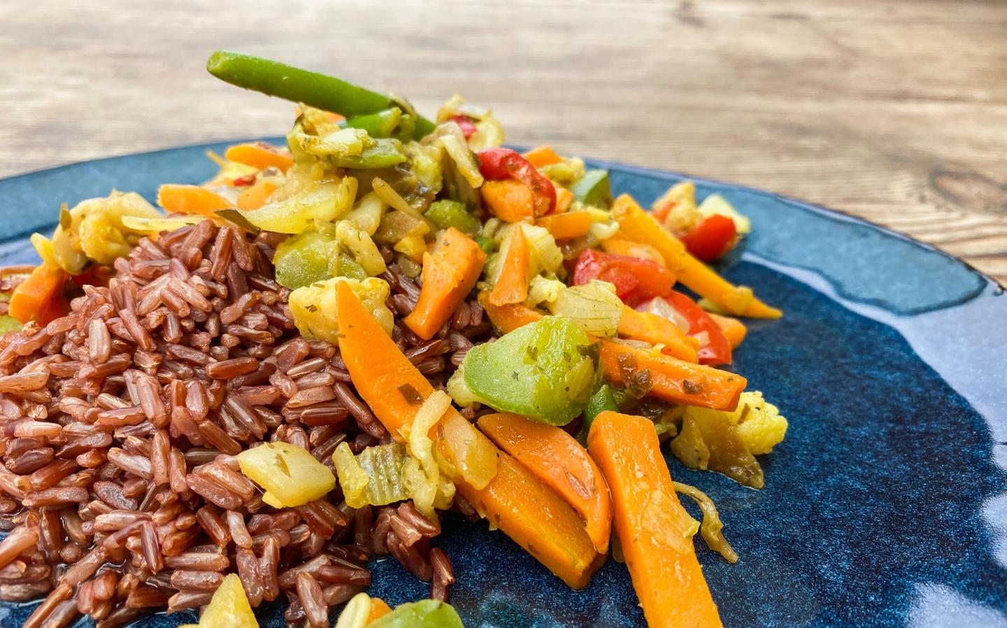 Gesundes Fastfood: Roter Reis mit Thai Gemüse – Sissy Pfeifer